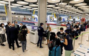 Dominicanos que lleguen a España tendrán que someterse a controles anti Covid-19 viajes en el aeropuerto Adolfo Suárez