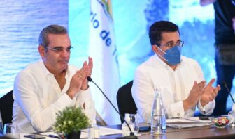 Presidente Luis Abinader y David Collado, ministro de Turismo en República Dominicana.